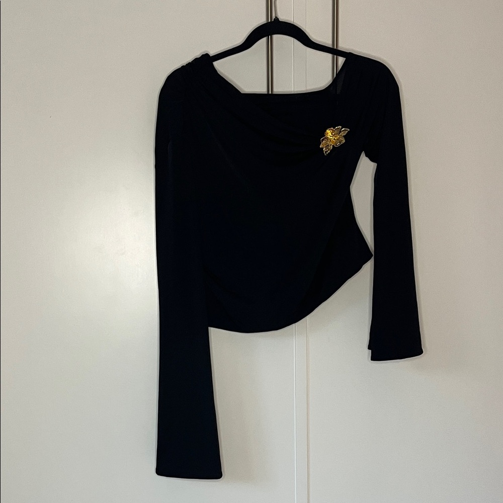 Meshki Ainsley Asymmetrical Long Sleeve Top With Floral Hardware - Black - Picture 2 of 6